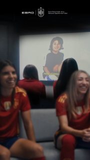 Cuando no había camino, ellas decidieron inventarlo. Y cuando nadie miraba, soñaban con ser vistas. Hoy lo han conseguido.

Para EBRO y Selección Española de fútbol Femenino, Forasters y AI::gency creamos un homenaje con IA que no solo celebra su presente, sino que da voz a las niñas que un día soñaron ser lo que ahora son: jugadoras de la Selección Española Femenina.

Animamos sus fotos de infancia para que hablaran como si aún estuvieran soñando.
Y lo que dijeron… aún estamos procesándolo.

Porque el futuro siempre estuvo aquí. Solo había que escucharlo.
#ElFuturoSiempreEstuvoAquí #LoQueNosUneEsLoQueNosMueve

 @rfef @sefutbolfem @ebroauto_es @olgacarmona @salmaparalluelo @merymf4 @albiferrer @mariona8co