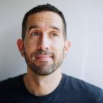 Fotografía de carles gómez director creativo en la agencia de publicidad fuego camina conmigo cliente satisfecho de AI::GENCY