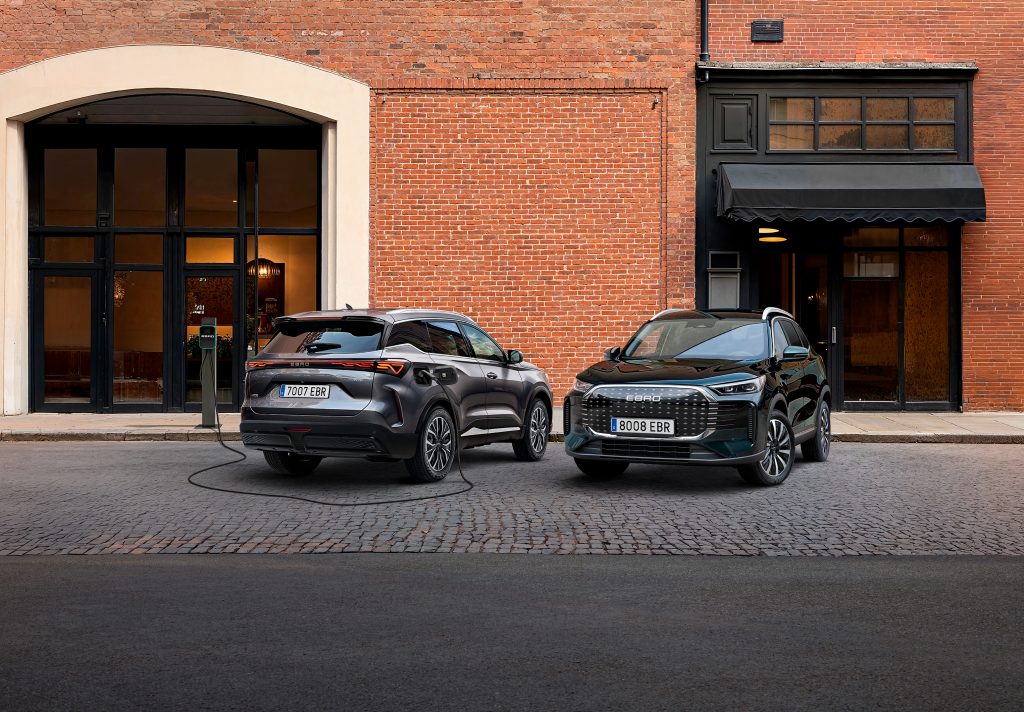 Publicidad exterior de gran formato para EBRO: gráficas hiperrealistas generadas con IA nativa por AI::GENCY.